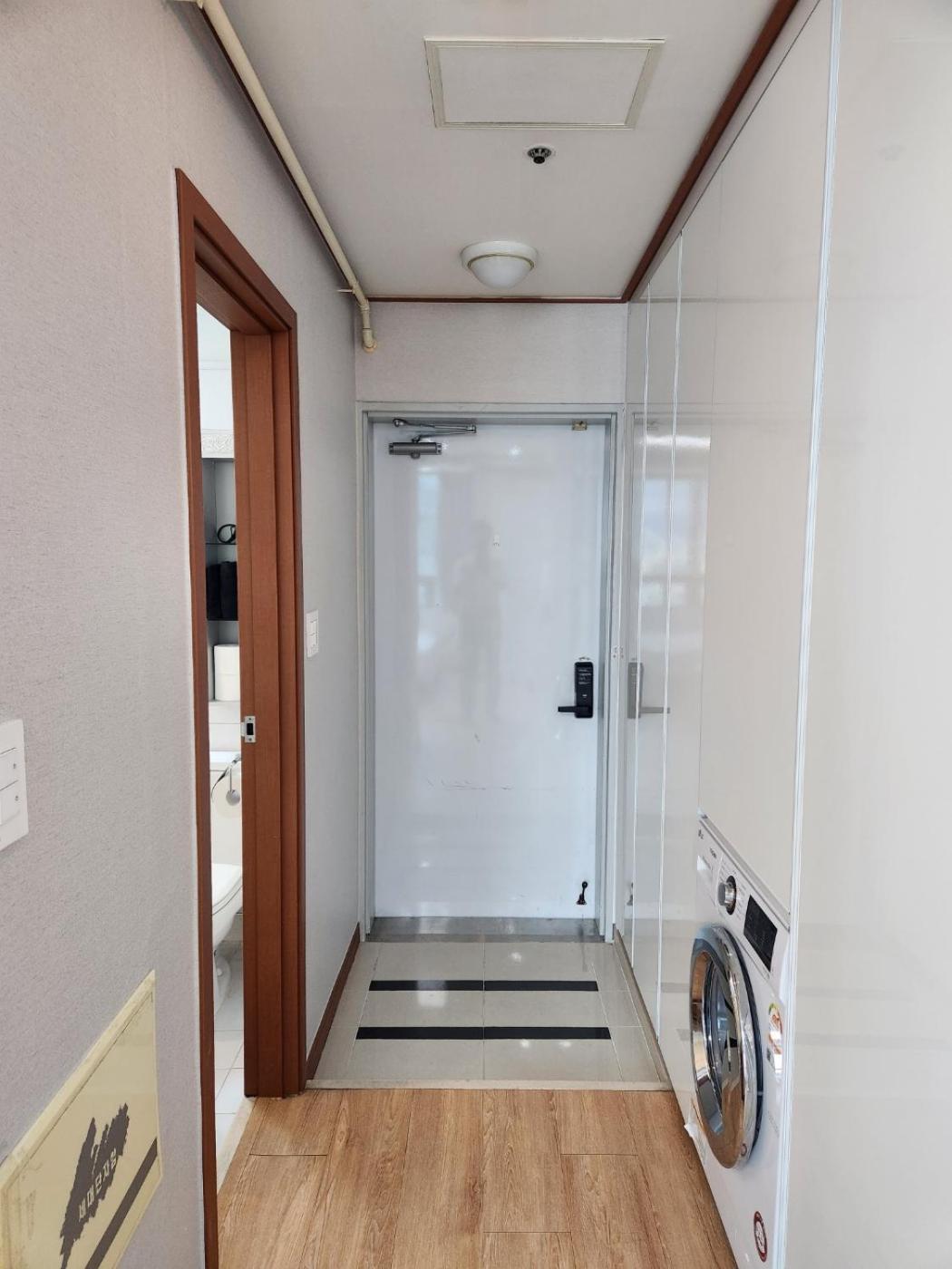 Sinsa Apartment *
